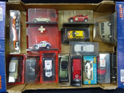 une boîte contenant un assortiment de petites voitures et de camions