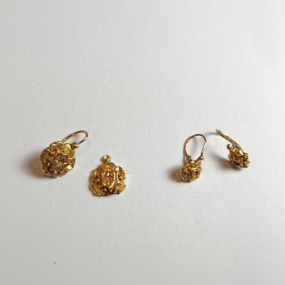 deux paires de boucles d'oreilles en or et une paire de boucles d'oreilles en or