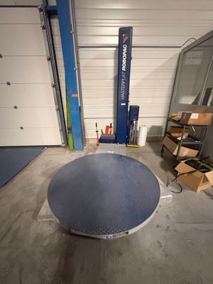 une photo d'une grande table ronde dans un garage