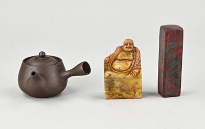 une petite théière et une autre petite théière posées l'une à côté de l'autre