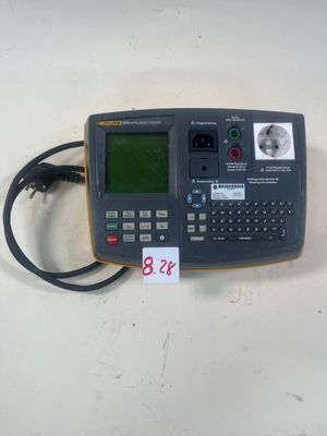 une image représentant un ordinateur de poche posé sur une table