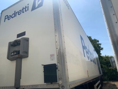 un camion garé sur le côté de la route