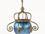 une suspension en verre bleu et or ornée d'un oiseau