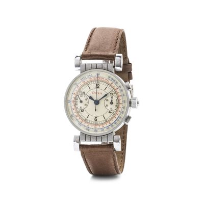 gros plan d'une montre sur fond blanc avec un bracelet marron