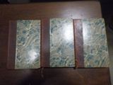 un livre marron et bleu posé sur une table en bois