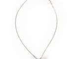 un collier composé d'une boule en argent montée sur une chaîne en argent