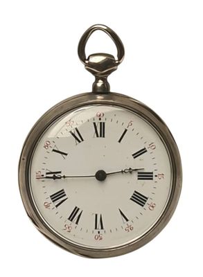 une montre de poche en argent avec des chiffres romains sur le cadran
