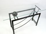 une table en verre sur laquelle se trouve une balle