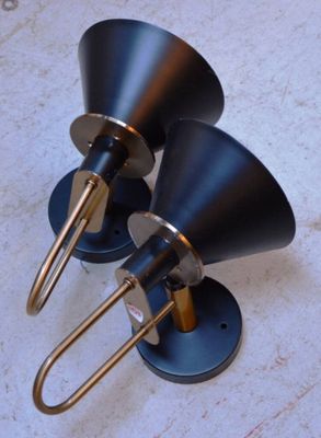 deux lampes noires posées sur une table
