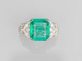 une bague en émeraude et diamant