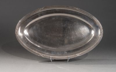 une assiette en argent posée sur un socle