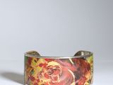 un gros plan d'un bracelet orné d'une fleur