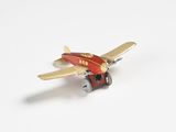 un petit avion miniature posé sur une surface blanche