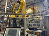une machine qui fonctionne à l'intérieur d'une usine