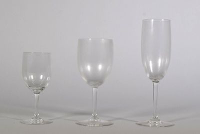 trois verres à vin vides posés les uns à côté des autres sur une table