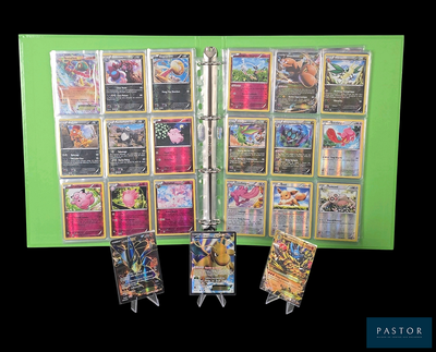 une photo d'une collection de cartes Pokémon exposée