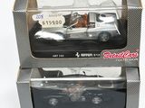coffret contenant deux voitures miniatures moulées sous pression, en noir et blanc