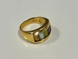 une image représentant une bague en or sertie de pierres multicolores