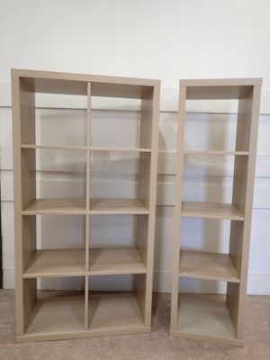 deux bibliothèques en bois à étagères ouvertes dans une pièce