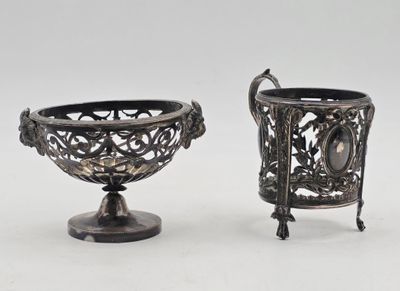 paire de vases plaqués argent, munis d'anses et de poignées