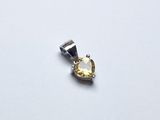 un pendentif en argent et en or orné d'une pierre jaune