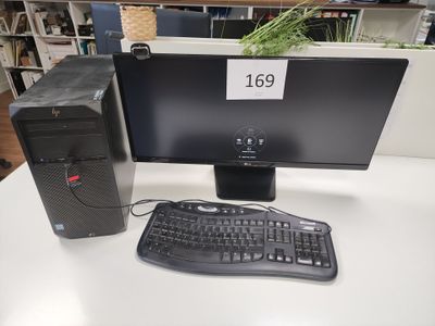 un ordinateur de bureau posé sur une table avec un clavier et une souris