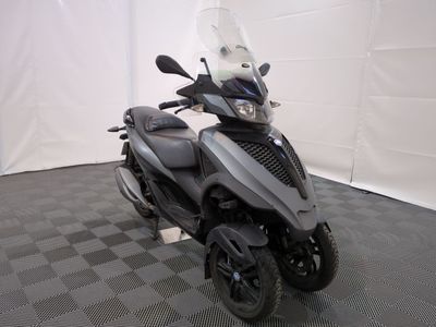 une moto garée sur un sol en damier