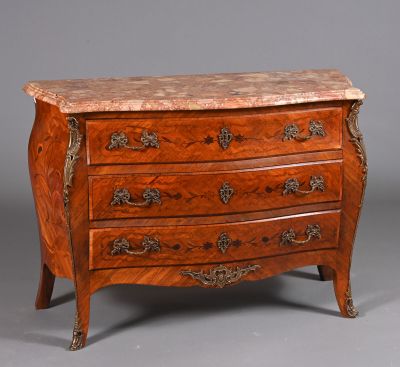 une commode ancienne avec un plateau en marbre sur fond gris