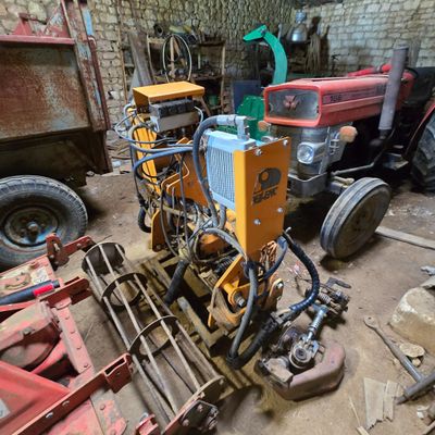une petite machine posée au milieu d'une pièce