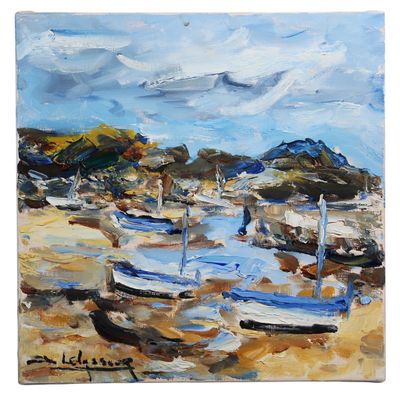 un tableau représentant des bateaux sur une plage, avec des montagnes en arrière-plan