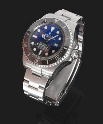 gros plan d'une montre sur une surface noire avec un fond noir