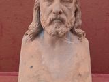 un buste représentant un homme aux cheveux longs et à la barbe fournie