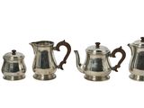 service à café et à thé en argent, composé de quatre pièces, sur fond blanc