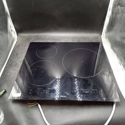 une cuisinière noire à trois brûleurs