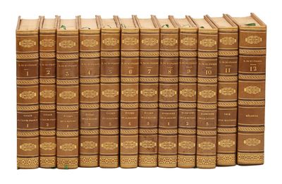 un tas de livres empilés les uns sur les autres sur une surface blanche
