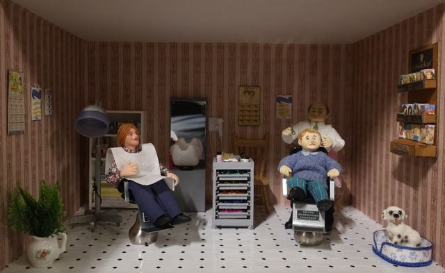 Diorama. Composition miniature, dans une vitrine en bois, vitre e...