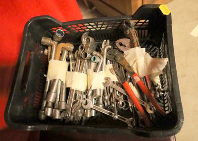 un panier rempli de clés et d'autres outils
