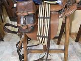 une selle surmontée d'un chapeau dans une pièce