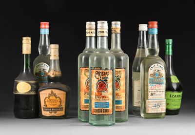 plusieurs bouteilles d'alcool sont alignées sur une table