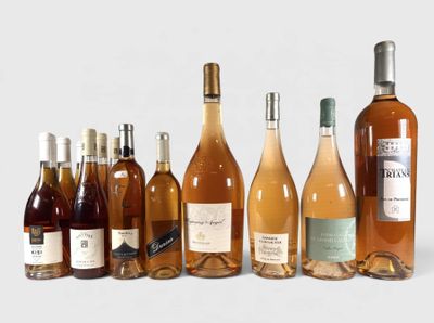 plusieurs bouteilles de vin sont alignées sur une surface blanche