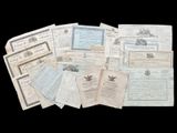 plusieurs vieux documents sont empilés les uns sur les autres