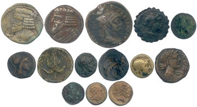 une image représentant un ensemble de pièces de monnaie anciennes sur un fond blanc