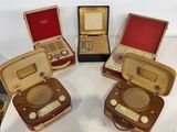 Trois valises à l'ancienne sont posées sur une table blanche.
