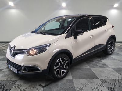 la voiture blanche est garée sur un sol en damier dans le garage