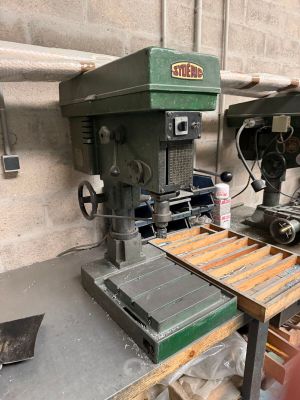 une machine posée sur une table dans une pièce