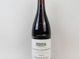 une bouteille de vin posée sur une table