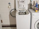 deux lave-linge et un sèche-linge dans une petite pièce