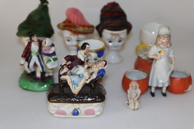 de nombreuses figurines posées sur une table