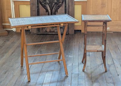 deux tables posées à même le sol dans la pièce
