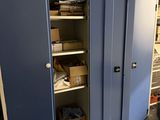 une photo d'une armoire de rangement bleue dans un garage